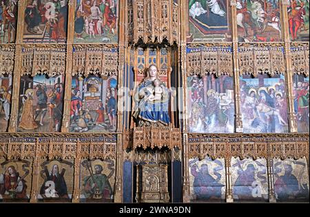 Kathedrale Santa Maria de la Regla (gotisch 13.-14. Jahrhundert). San Babiles Altaraufsatz mit La Virgen con el Niño (gotisch, 15. Jahrhundert). Leon, Casti Stockfoto