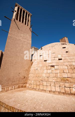 Das Kuppeldach und der Windfänger (traditioneller Turm zur Querbelüftung und passiven Kühlung) eines traditionellen Wasserreservoirs in Yazd, Iran. Stockfoto