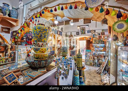 Eine Auswahl an traditioneller handgemachter Keramik und Keramik in einem Souvenirladen im historischen Viertel Fahadan in Yazd, Iran. Stockfoto