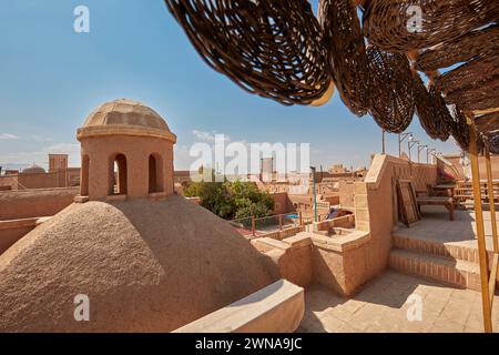 Blick vom Dach auf das Rafiean's Old House, ein 250 Jahre altes Gebäude im historischen Viertel Fahadan. Yazd, Iran. Stockfoto