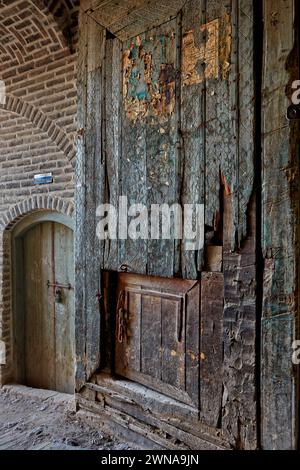 Nahaufnahme einer massiven Holztür in der Altstadt von Yazd, Iran. Stockfoto