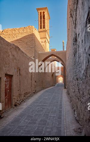 Eine enge Straße mit Bögen oben in der historischen Altstadt von Yazd, Iran. Stockfoto