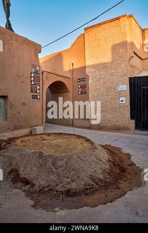 Eine Mischung aus roher lehmziegel (eine Mischung aus Erde, die mit Wasser, Stroh und Mist gemischt wird), die zum Verputzen von Wänden in der historischen Altstadt von Yazd, Iran, hergestellt wurde. Stockfoto