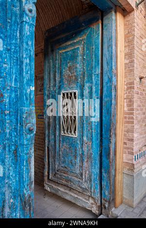 Nahaufnahme einer alten blauen Holztür im historischen Zentrum von Yazd, Iran. Stockfoto