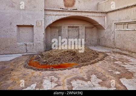 Eine Mischung aus roher lehmziegel (eine Mischung aus Erde, die mit Wasser, Stroh und Mist gemischt wird), die zum Verputzen von Wänden in der historischen Altstadt von Yazd, Iran, hergestellt wurde. Stockfoto