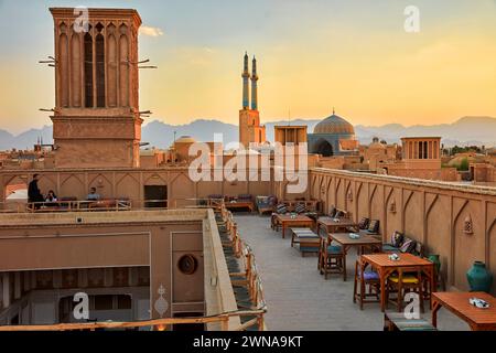 Dachterrasse des Cafe Nardoon im historischen Viertel Fahadan bei Sonnenuntergang. Yazd, Iran. Stockfoto