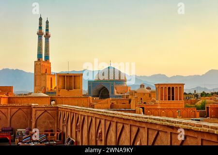 Blick von der Dachterrasse auf die Altstadt bei Sonnenuntergang vom Cafe Nardoon im historischen Viertel Fahadan in Yazd, Iran. Stockfoto