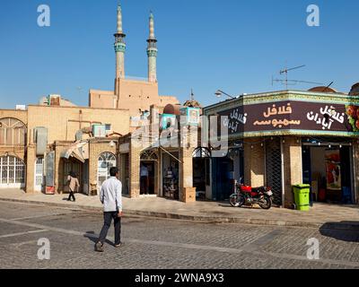 Ein Mann überquert die Straße in der historischen Stadt Yazd, Iran. Stockfoto