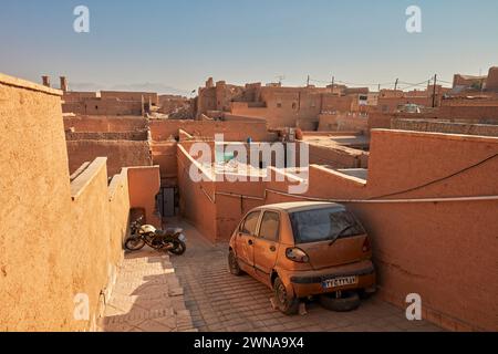 Ein altes Auto parkt in einer engen Gasse im alten Wohnviertel von Yazd, Iran. Stockfoto