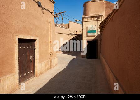 Traditionelle iranische Häuser in einer engen Straße in der Altstadt von Yazd, Iran. Stockfoto