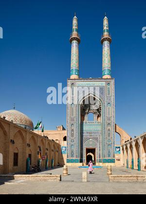 Zwei Minarette der Jameh-Moschee von Yazd, eine schiitische Moschee im aserbaidschanischen Stil des 14. Jahrhunderts in der Altstadt von Yazd, Iran. Stockfoto