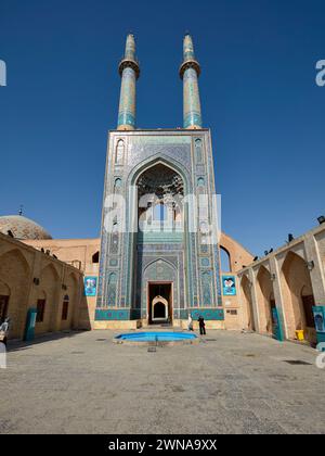 Zwei Minarette der Jameh-Moschee von Yazd, eine schiitische Moschee im aserbaidschanischen Stil des 14. Jahrhunderts in der Altstadt von Yazd, Iran. Stockfoto