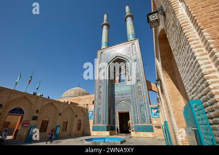 Zwei Minarette der Jameh-Moschee von Yazd, eine schiitische Moschee im aserbaidschanischen Stil des 14. Jahrhunderts in der Altstadt von Yazd, Iran. Stockfoto