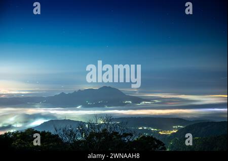 Wolken und Nebel ziehen über die Stadt, und das bunte glasierte Licht leuchtet. Genießen Sie den Sonnenuntergang und das Wolkenmeer. Zhongzhengshan Wander Trail, Taipeh Stadt Stockfoto