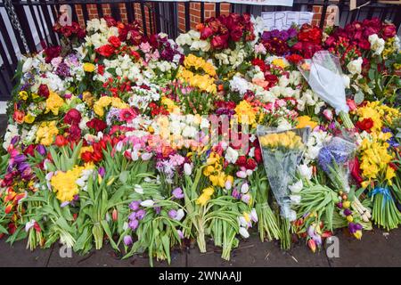 London, Großbritannien. März 2024. Anhänger von Alexej Nawalny hinterlassen weiterhin Blumen und Tribut an der provisorischen Gedenkstätte gegenüber der russischen Botschaft in London, während die Beerdigung des Oppositionsführers in Moskau stattfindet. Quelle: Vuk Valcic/Alamy Live News Stockfoto