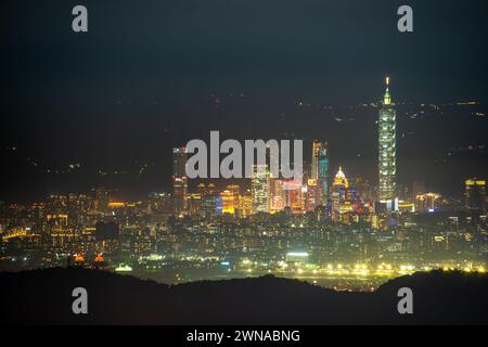 Wolken und Nebel ziehen über die Stadt, und das bunte glasierte Licht leuchtet. Genießen Sie den Sonnenuntergang und das Wolkenmeer. Zhongzhengshan Wander Trail, Taipeh Stadt Stockfoto