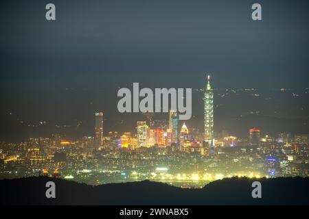 Wolken und Nebel ziehen über die Stadt, und das bunte glasierte Licht leuchtet. Genießen Sie den Sonnenuntergang und das Wolkenmeer. Zhongzhengshan Wander Trail, Taipeh Stadt Stockfoto