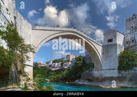 MOSTAR, BOSNIEN-HERZEGOWINA – 15. AUGUST 2022: Stari Most, bekannt als Mostar Bridge, ist eine rekonstruierte osmanische Brücke aus dem 16. Jahrhundert, die den Fluss Nere überquert Stockfoto