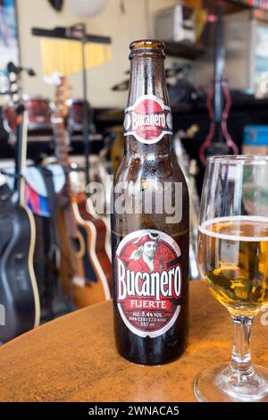 Bucanero Bier vor Gitarren in einer Bar in Havanna. Stockfoto