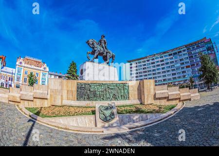 CLUJ-NAPOCA, RUMÄNIEN – 20. SEPTEMBER 2020: Bronzestatue des Königs Mihai Viteazul (Michael der tapfere), der auf seinem Pferd auf dem Platz wi steht Stockfoto