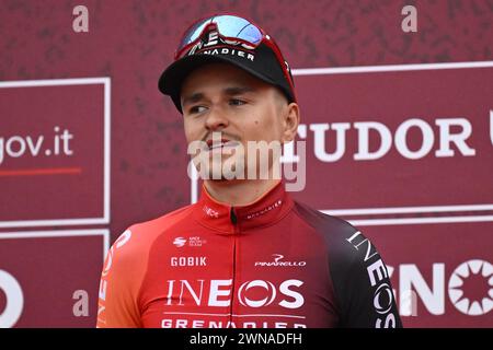 Siena, Italien. März 2024. Der britische Tom Pidcock von Ineos Grenadiers wurde während der Teampräsentationen vor dem eintägigen Radrennen „Strade Bianche“ von und nach Siena, Italien, am Freitag, den 1. März 2024, dargestellt. BELGA FOTO DIRK WAEM Credit: Belga News Agency/Alamy Live News Stockfoto