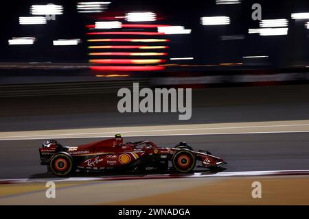 Sakhir, Bahrain. März 2024. Carlos Sainz Jr (ESP) Ferrari SF-24. Formel-1-Weltmeisterschaft, Rd 1, großer Preis von Bahrain, Freitag, 1. März 2024. Sakhir, Bahrain. Quelle: James Moy/Alamy Live News Stockfoto