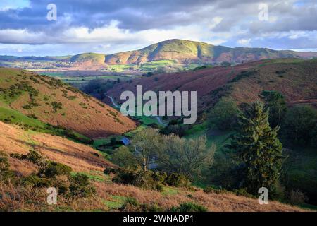 Malerischer Blick auf die Shropshire Hills in Großbritannien mit Caer Caradoc Stockfoto