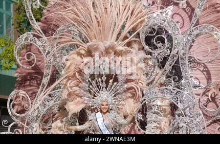 Las Palmas de Gran Canaria, Spanien - 17. Februar 2024: Großer Karnevalsumzug Stockfoto