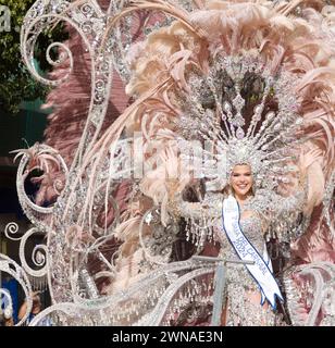 Las Palmas de Gran Canaria, Spanien - 17. Februar 2024: Großer Karnevalsumzug Stockfoto