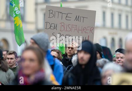 München, Deutschland. März 2024. Demonstranten protestieren während eines von Fridays for Future und Verdi initiierten Klimastreiks im Rahmen der #Wirfahrenzusammen-Kampagne auf dem Odeonsplatz. Quelle: Lukas Barth/dpa/Alamy Live News Stockfoto