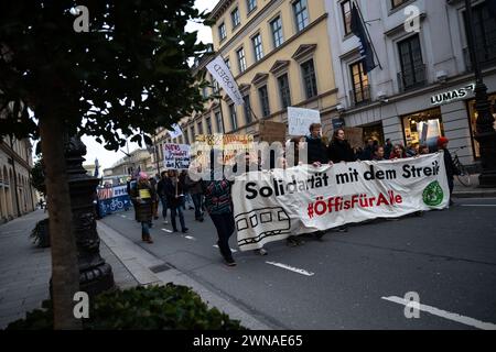 München, Deutschland. März 2024. Demonstranten protestieren während eines von Fridays for Future und Verdi initiierten Klimastreiks im Rahmen der #Wirfahrenzusammen-Kampagne. Quelle: Lukas Barth/dpa/Alamy Live News Stockfoto