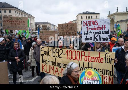 München, Deutschland. März 2024. Demonstranten protestieren während eines von Fridays for Future und Verdi initiierten Klimastreiks im Rahmen der #Wirfahrenzusammen-Kampagne auf dem Odeonsplatz. Quelle: Lukas Barth/dpa/Alamy Live News Stockfoto