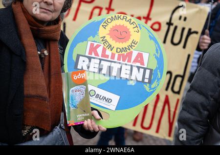 München, Deutschland. März 2024. Demonstranten protestieren auf dem Odeonsplatz während eines von Fridays for Future und Verdi initiierten Klimastreiks im Rahmen der #Wirfahrenzusammen-Kampagne. Quelle: Lukas Barth/dpa/Alamy Live News Stockfoto