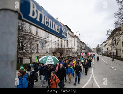 München, Deutschland. März 2024. Demonstranten protestieren während eines von Fridays for Future und Verdi initiierten Klimastreiks im Rahmen der #Wirfahrenzusammen-Kampagne. Quelle: Lukas Barth/dpa/Alamy Live News Stockfoto