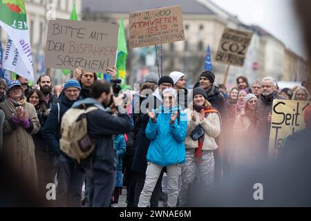 München, Deutschland. März 2024. Demonstranten protestieren während eines von Fridays for Future und Verdi initiierten Klimastreiks im Rahmen der #Wirfahrenzusammen-Kampagne auf dem Odeonsplatz. Quelle: Lukas Barth/dpa/Alamy Live News Stockfoto