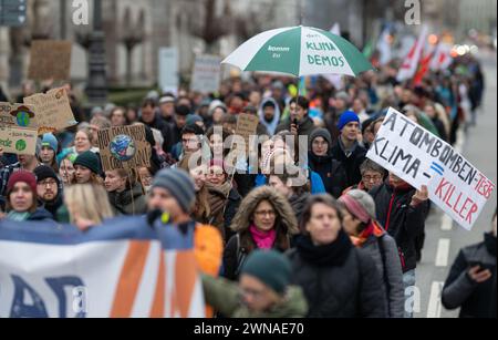 München, Deutschland. März 2024. Demonstranten protestieren während eines von Fridays for Future und Verdi initiierten Klimastreiks im Rahmen der #Wirfahrenzusammen-Kampagne. Quelle: Lukas Barth/dpa/Alamy Live News Stockfoto