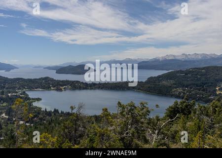 Panoramablick vom Gipfel des Cerro Campanario in Bariloche, Argentinien. Vom Hügel Campanario aus können Sie die Seen Nahuel Huapi und Moreno sehen. Stockfoto