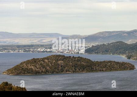 Panoramablick vom Gipfel des Cerro Campanario in Bariloche, Argentinien. Vom Hügel Campanario aus können Sie die Seen Nahuel Huapi und Moreno sehen. Stockfoto