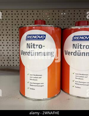 Bayern, Deutschland 01. März 2024: Hier der Blick in einem Baumarkt auf eine Dosis Nitro Verdünnung, RENOVO *** Bayern, Deutschland 01. März 2024 hier ist eine Ansicht einer Dose RENOVO Nitro Verdünner in einem Baumärkten Stockfoto