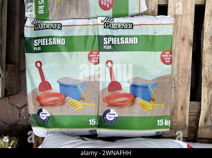 Bayern, Deutschland 01. März 2024: Hier der Blick in einem Baumarkt auf zwei Packungen Mr.Gardener Spielsand Plus, Spielplatz, Kinder *** Bayern, Deutschland 01. März 2024 Heres eine Ansicht von zwei Packungen Mr. Gardener Play Sand Plus, Spielplatz, Kinder, in einem Baumarkt Stockfoto