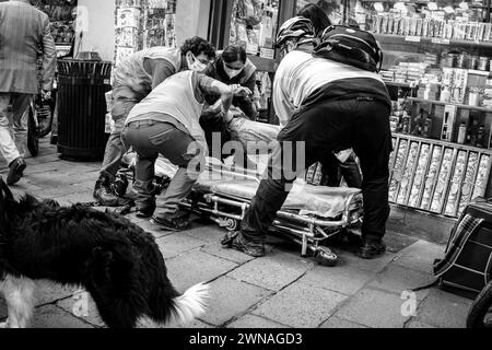Eine düstere Streetfotografie-Reportage, die sich inmitten der Straßen der Stadt entfaltet und die Menschlichkeit und Widerstandsfähigkeit in Notfällen festhält - Schwarz und weiß Stockfoto
