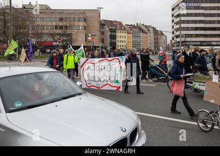 Bundesweiter Klimastreik von Verdi und Fridays for Future Banner mit Schriftzug Autofreie Innenstadt auf dem Demonstrationszug in Nürnberg rund um die Altstadt unter dem Motto Wir fahren zusammen. Ein Auto versucht den Demonstrationszug zu überholen, bis dieser von der Polizei gestoppt wird. Die Demonstranten setzen sich aus streikenden Mitgliedern der Gewerkschaft ver.di zusammen, die für einen besseren Tarifvertrag im öffentlichen Nahverkehr kämpfen und der Bewegung Friday for Future, welche für mehr Klimaschutz und eine bessere Klimapolitik in Bundespolitik und Europapolitik kämpfen. Nürnber Stockfoto