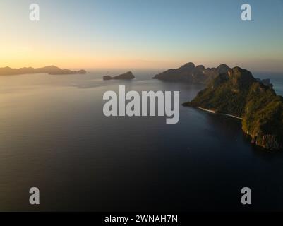 Abenddämmerung auf tropischen Inseln mit blauem Meer in El Nido. Palawan, Philippinen. Stockfoto