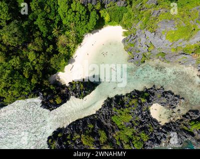 Weißer Sandstrand und klares Wasser in Hidden Beach. Matinloc Island. El Nido, Philippinen. Stockfoto