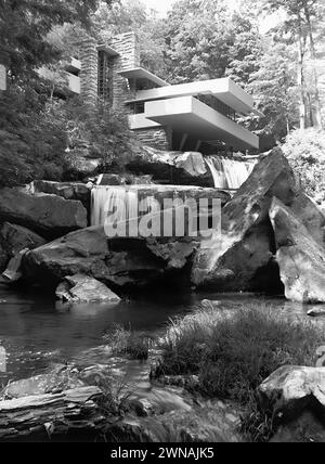 Fallingwater, ein organisches Architekturhaus, das in den 1930er Jahren von dem Architekten Frank Lloyd Wright entworfen wurde, wurde teilweise über einem Wasserfall am Bear Run River im Mill Run Teil der Stewart Township, Pennsylvania, errichtet. (USA) Stockfoto