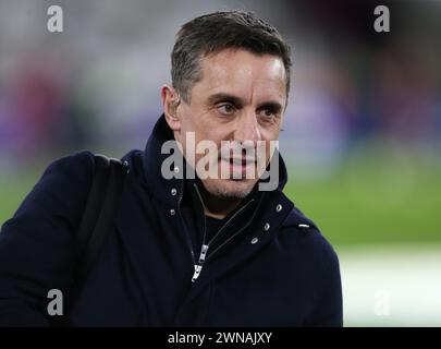 Ehemaliger Fußballspieler und Fußballkommentator von Manchester United & England, Gary Neville. - West Ham United gegen Brentford, Premier League, London Stadium, London, UK - 26. Februar 2024. Nur redaktionelle Verwendung – es gelten Einschränkungen für DataCo. Stockfoto