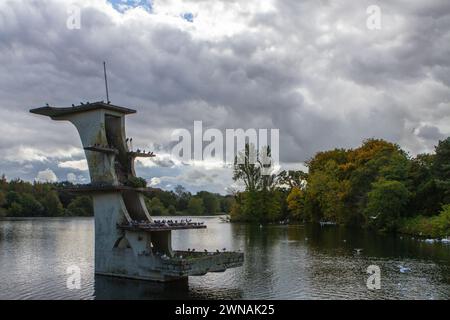 Alte Tauchplattform, Coate Water, Swindon. Stockfoto