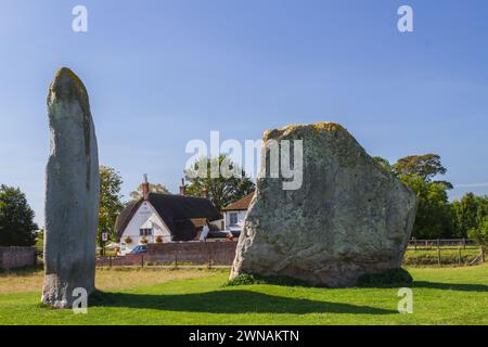 Avebury Standing Stones mit Red Lion Pub im Hintergrund Stockfoto