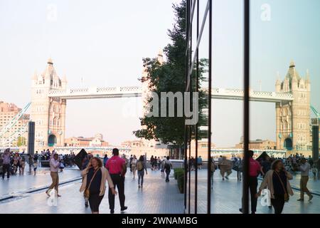 Großbritannien, London, London, Tower Bridge spiegelt sich in „mehr London“-Gebäuden am Riverside wider. Stockfoto