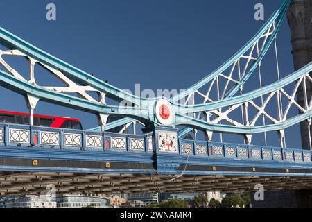 Großbritannien, London, Details der Eisenarbeiten am Tower Ridge mit rotem Bus. Stockfoto